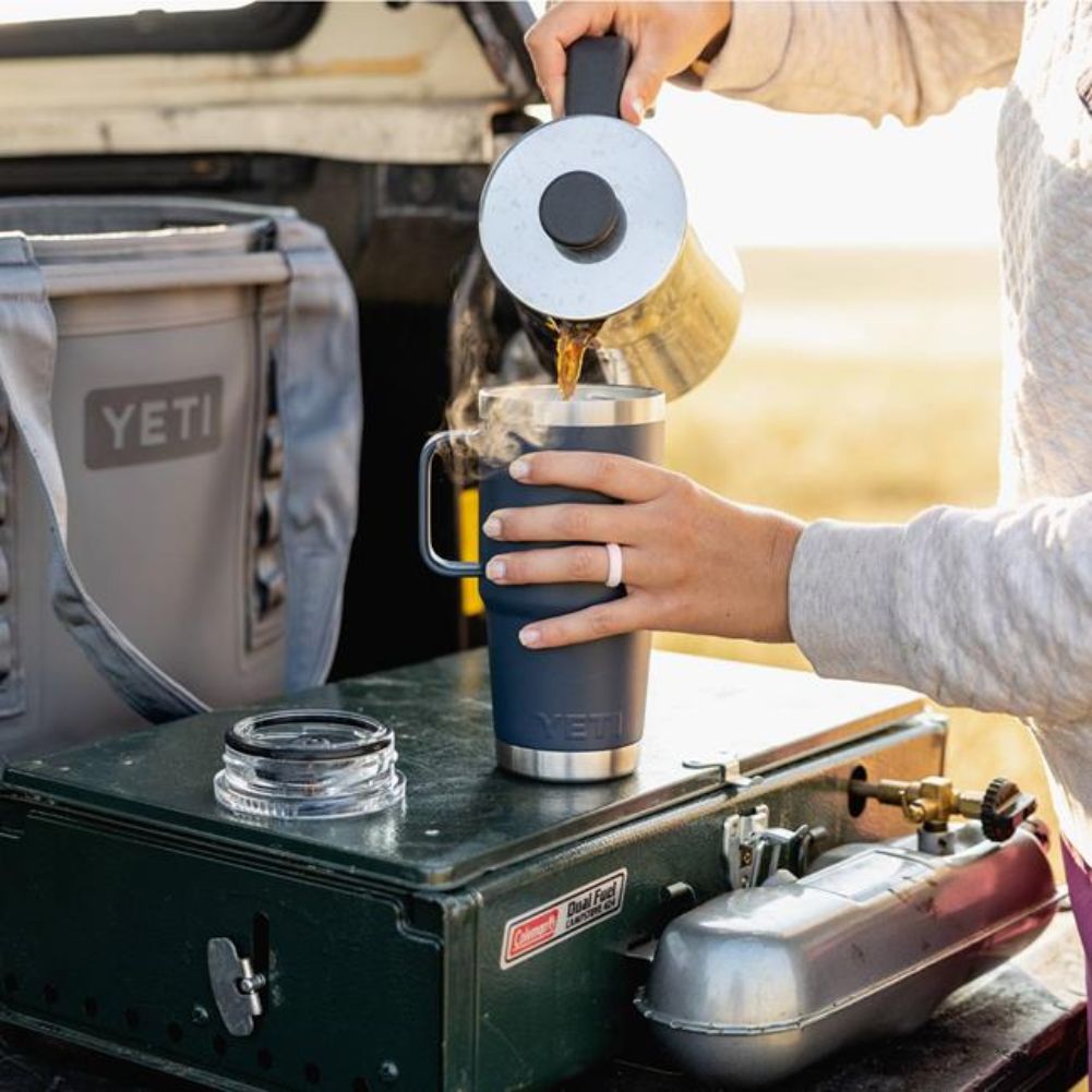YETI Rambler 20 Oz Travel Mug (Navy)