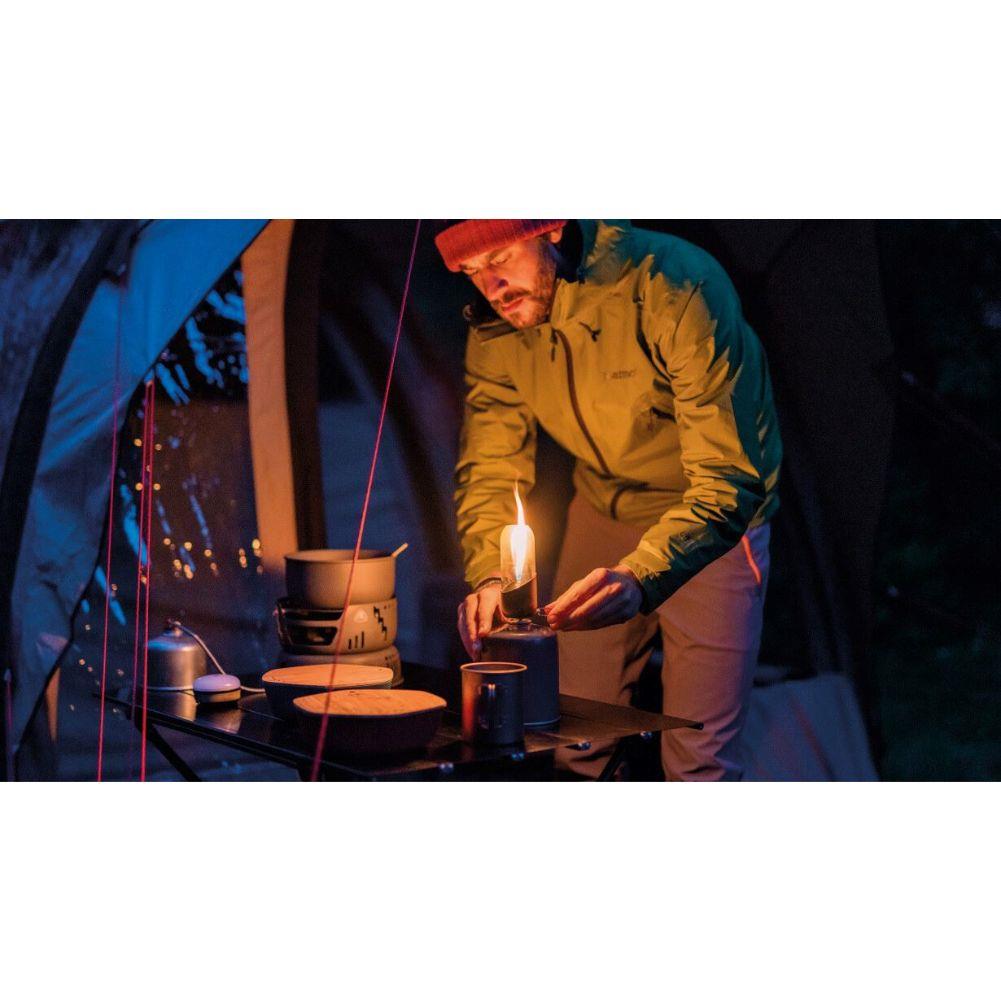 Robens Snowdon Gas Lantern man using it