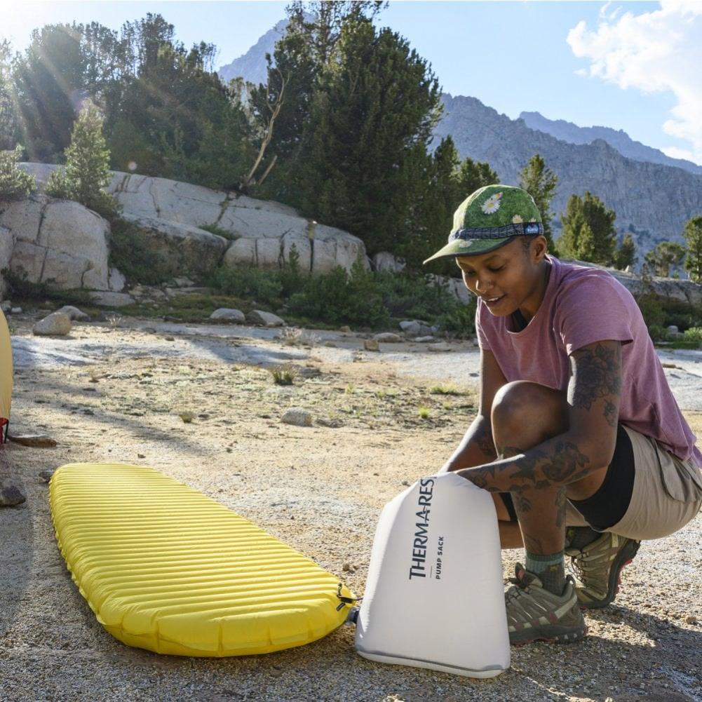 Thermarest NeoAir XLite NXT Sleeping Mat - Regular (Lemon Curry) pumping it up