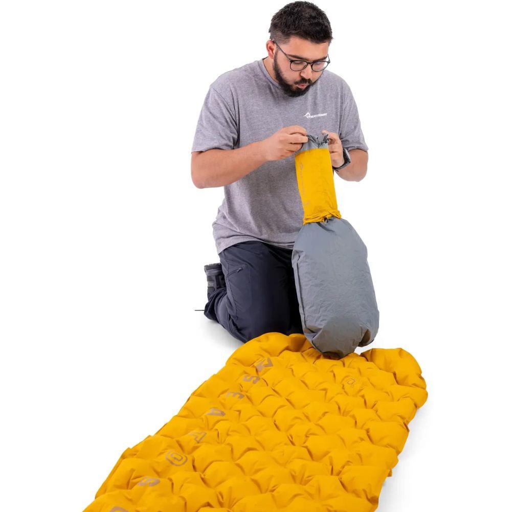 Sea To Summits Ultralight XR Insulated Air Sleeping Mat - Regular (Arrowwood) blow